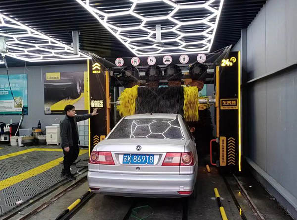 揚(yáng)州客戶定制的330mini洗車機(jī)驗收完成